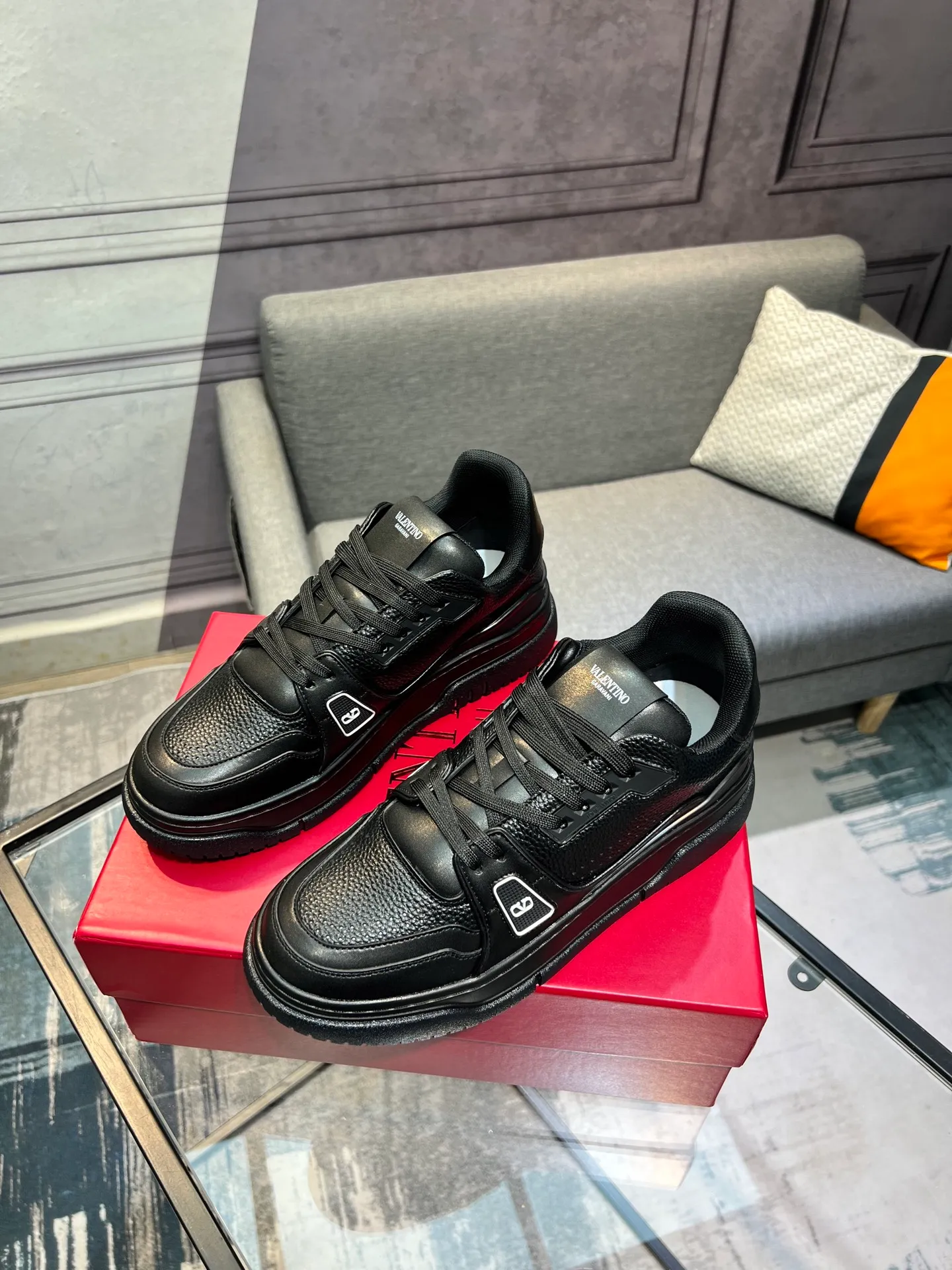 Men's Men's Shoes 💰660 Valentino 2023 early autumn new star shoes are now online! Wang Hedi and Ren Jialun have been worn by many celebrities. Who can refuse the same couple shoes as Wang Hedi! The design of Stars Stab My Heart is cool and spicy. The material of the shoes is cowhide, and every color is beautiful! Size 35-40, men’s size 39-44 (women’s 41, men’s 38, 45🉑️customized)